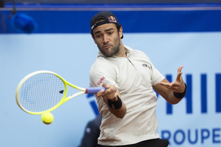 Berrettini colpisce la palla