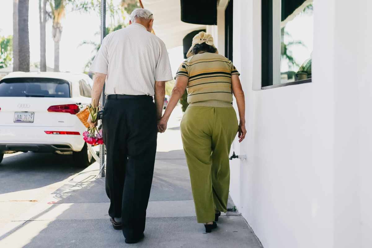 Anziani a passeggio