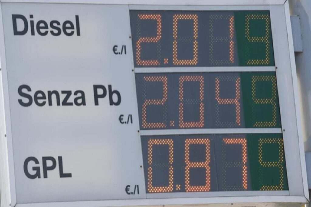 Un cartello con i prezzi della benzina